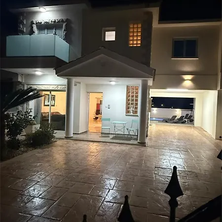 Margarita Luxury 3 Bed & Pool Dherinia